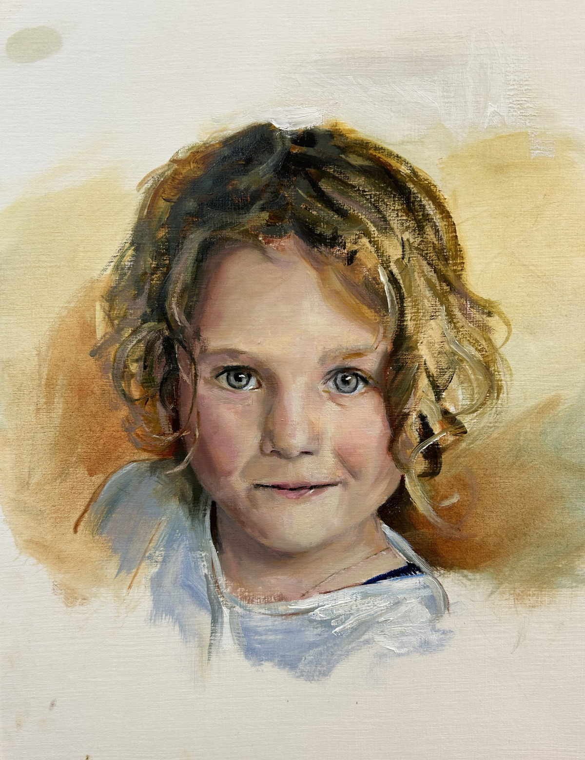 Kinderportret met donkerblonde krullen, een directe blik en warme okertinten.